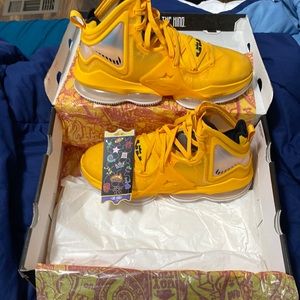 Basket ball shoes  yellowish orange lebron 19 high top